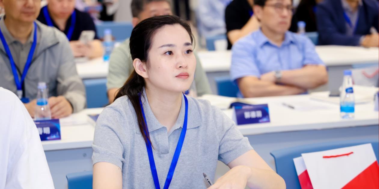 现场观众在倾听嘉宾发言
