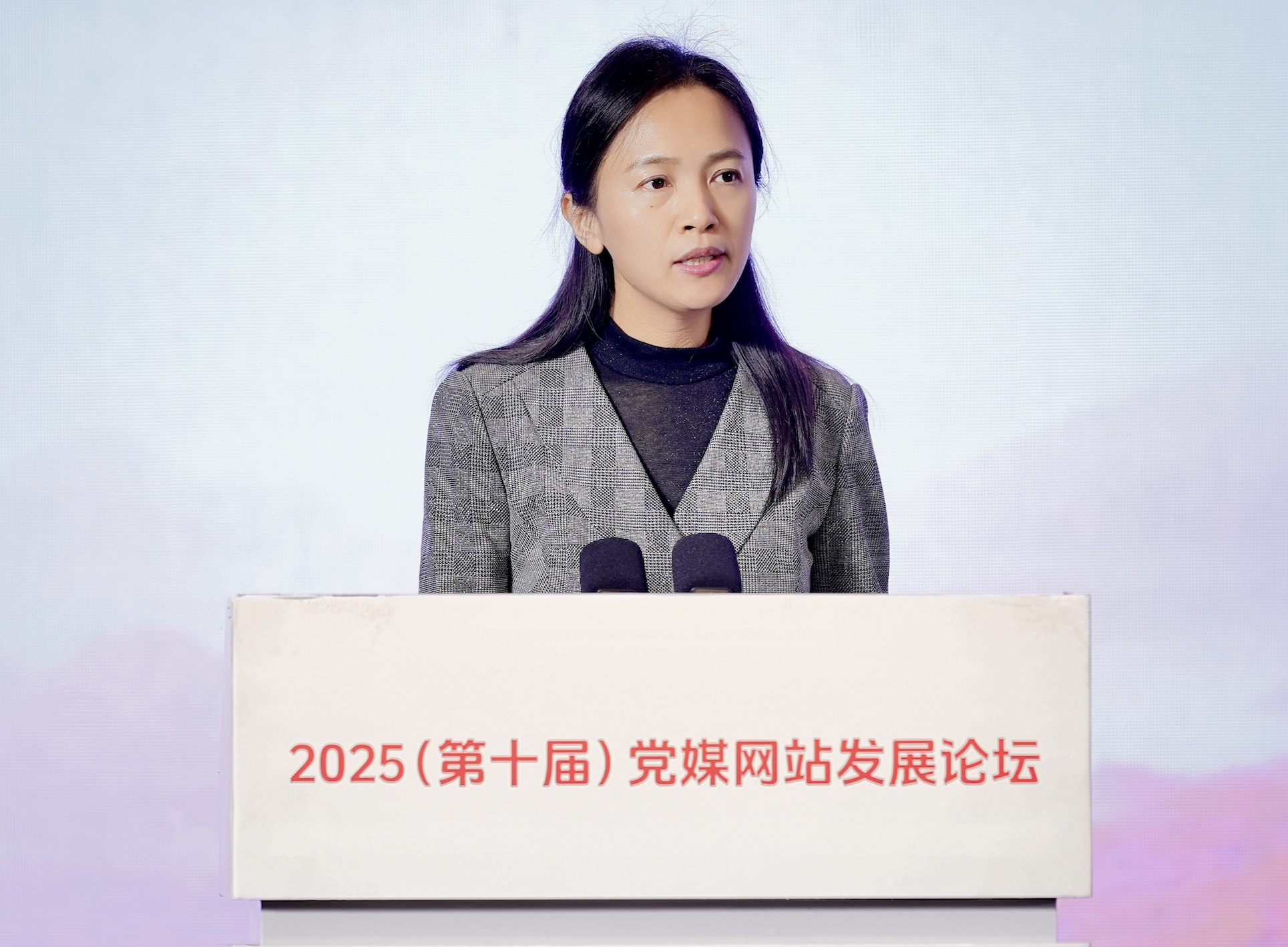 人民日报社文艺部部务委员、美术编辑室主编徐红梅