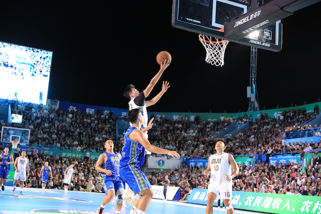 “村BA”球场上，各地农民球员为家乡而战。农业部农村社会事业促进司供图