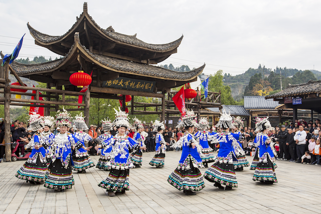 2025年10月24日，村厨村艺大晒场内鼓声雷动、欢声如潮，2025年村厨村艺大晒全国邀请晒在湖南省保靖县鸣鼓开场，燃情启幕。农业部农村社会事业促进司供图