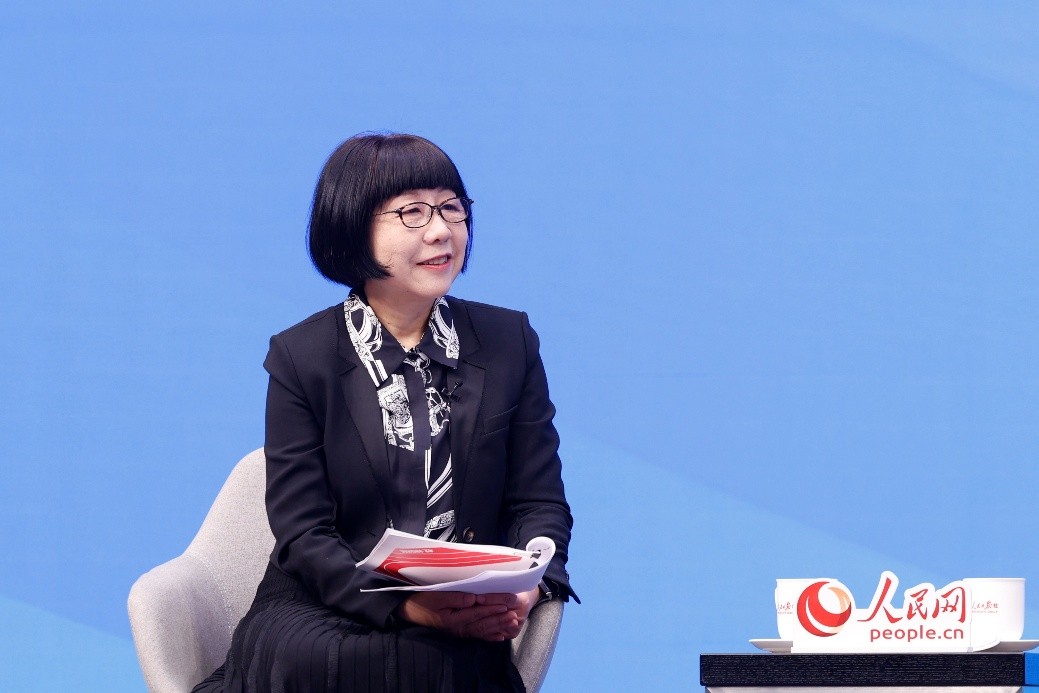 访谈主持人:人民网副总裁、研究院院长唐维红(2017年马拉松十大跑步人物)