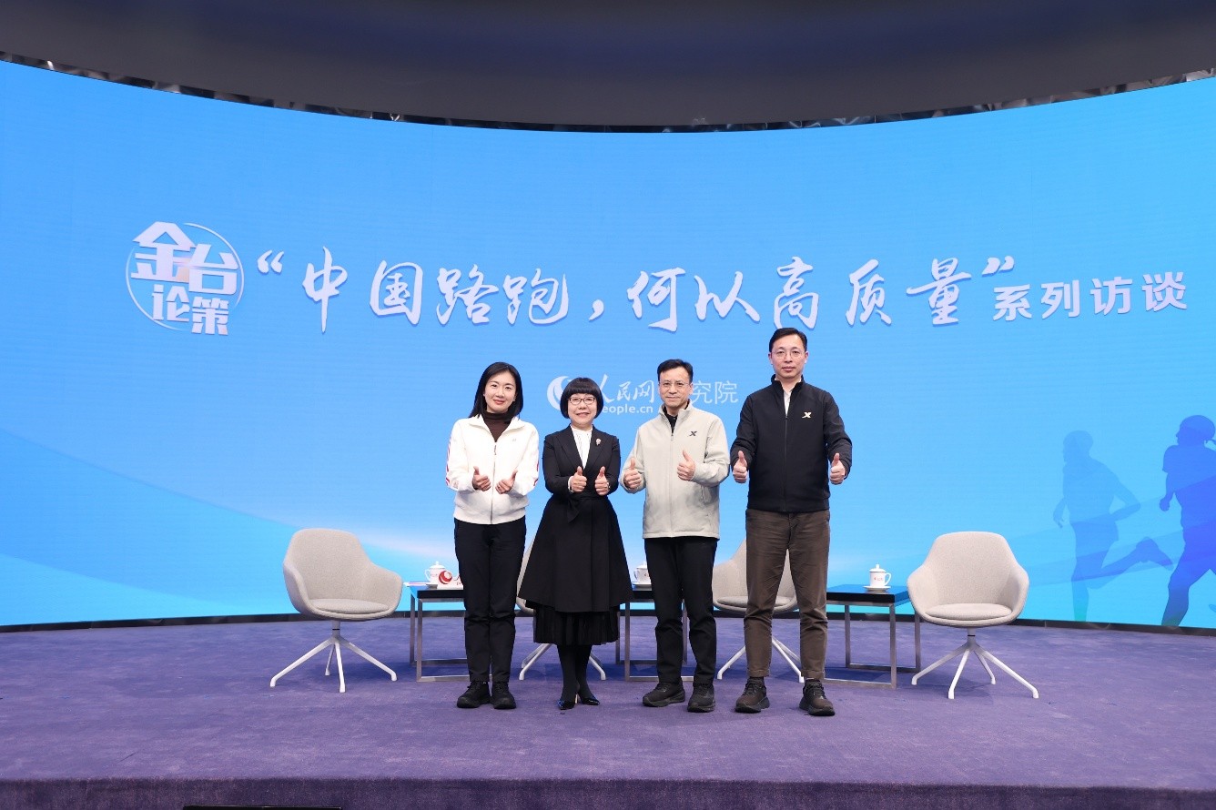 嘉宾合影,由左至右依次为花云、唐维红、阮敦梁、戴斌