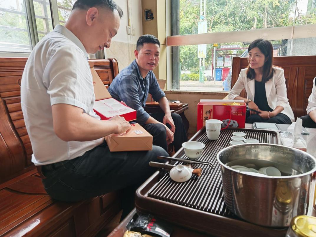 图7 安溪凤城上山村-村委介绍台湾团队设计的新包装