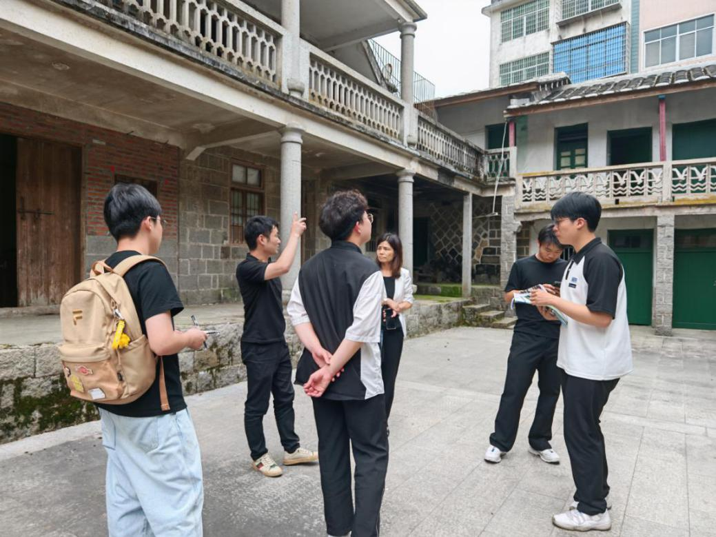 图 8 与感德镇石门村工作人员实地调研