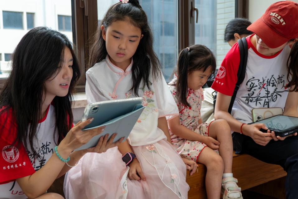 图2 团队成员在北京市海淀区开展调研