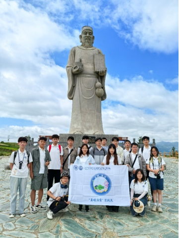 实践队在拉路梁万亩药材基地的合照