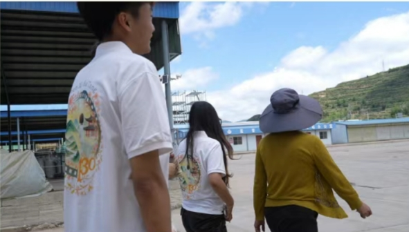 调研组成员跟随商户前往批发市场的加工处