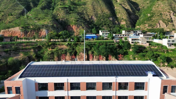 宕昌二中屋顶光伏鸟瞰图