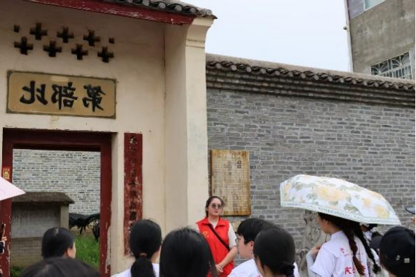 图1：讲解员带大家参观郑小谷故居