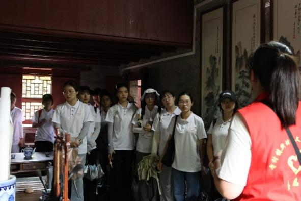 图2：讲解员向大家介绍郑小谷的事迹