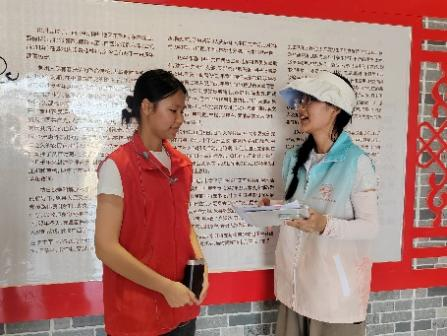 图4：成员向讲解员了解交址村红色文化资源的情况