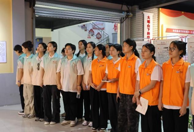 图6：成员们参观博物馆