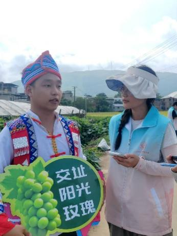 图10：成员们向当地基层干部了解葡萄产业发展状况