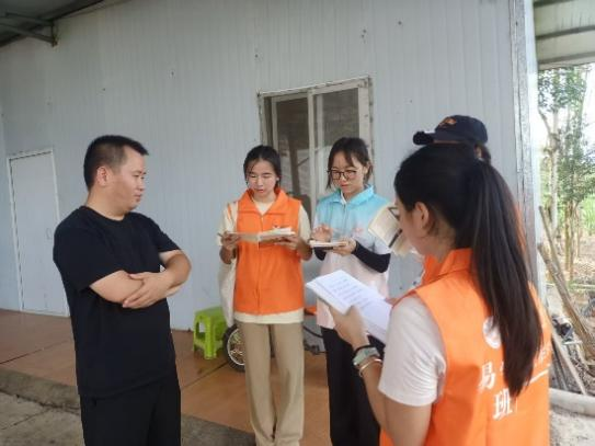 图12：成员们向基层干部了解古琶茶产业的发展
