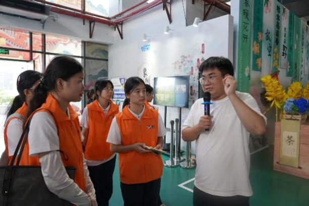 图13：AI梦幻城负责人向成员们介绍AI梦幻城的基本情况