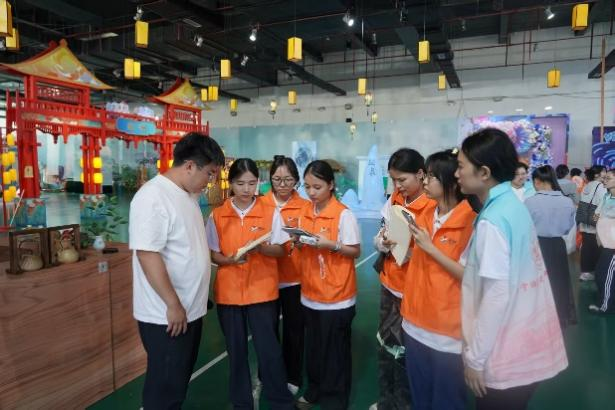 图14：成员们向AI梦幻城负责人询问AI梦幻城的发展状况