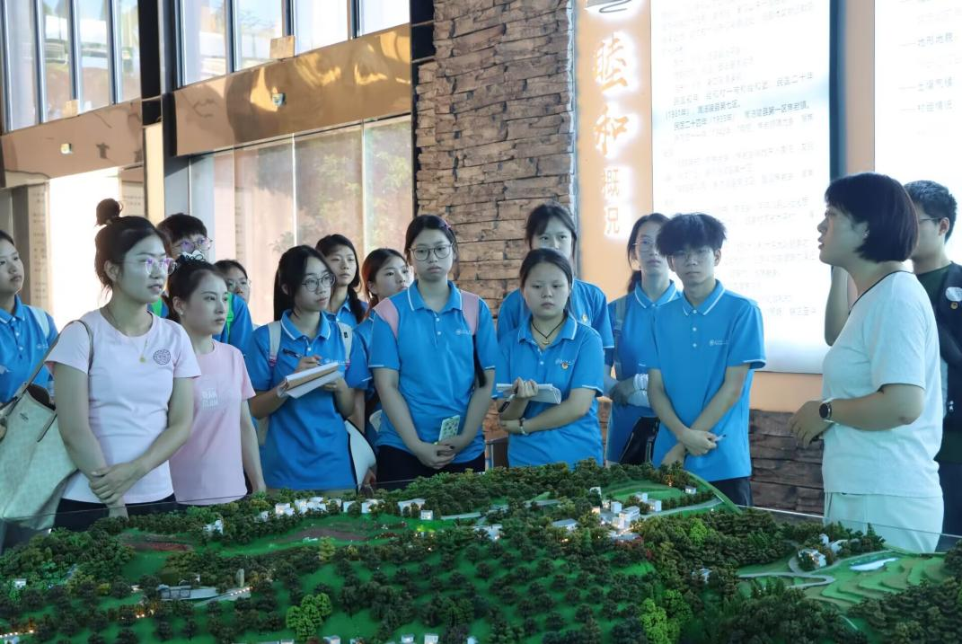 图 1 秦书记在乡情陈列馆向志愿者们讲睦和村基本情况