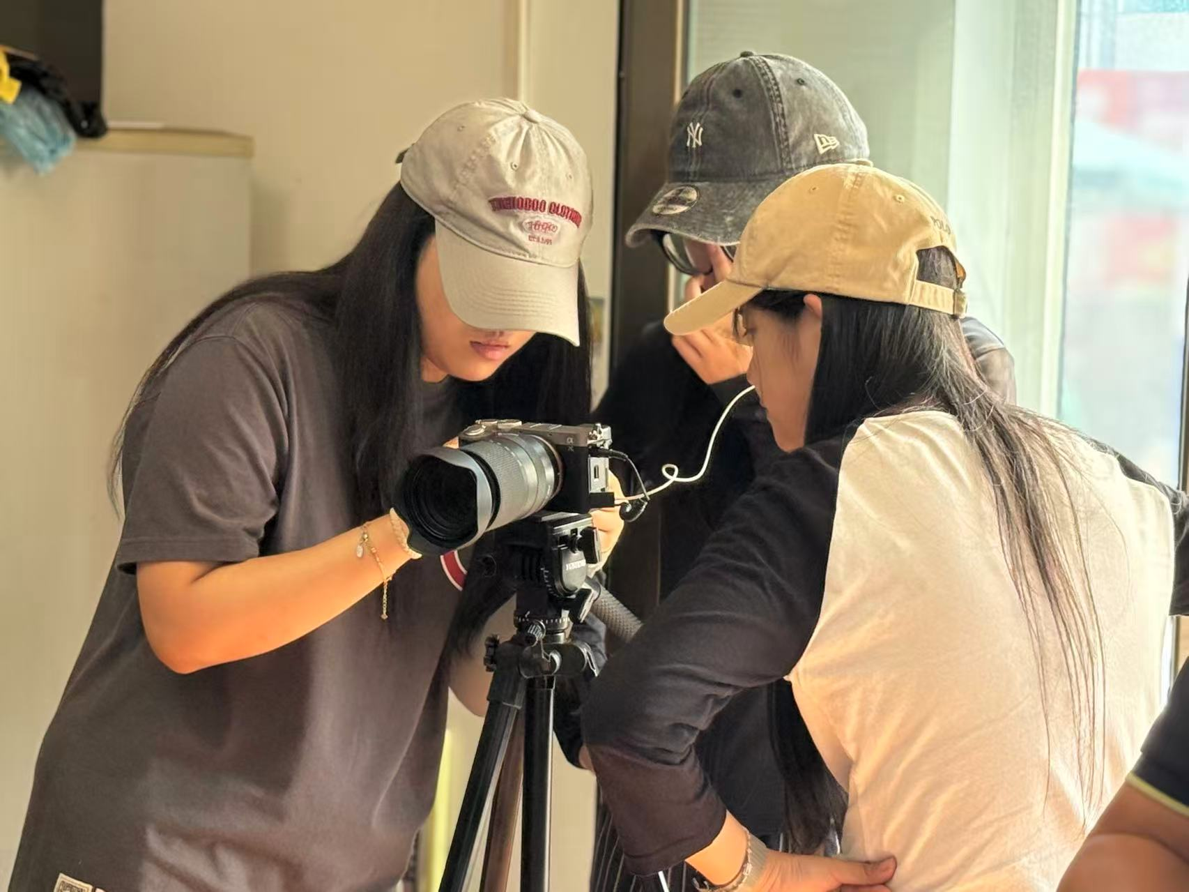 北京第二外国语学院的学生们在北京市密云区巨各庄镇采访（受访者供图）