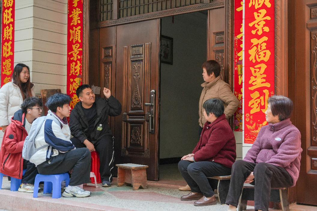 福建师范大学调研团队在福州市闽侯县榕桥村了解青年志愿者在乡村的工作实效（受访者供图）