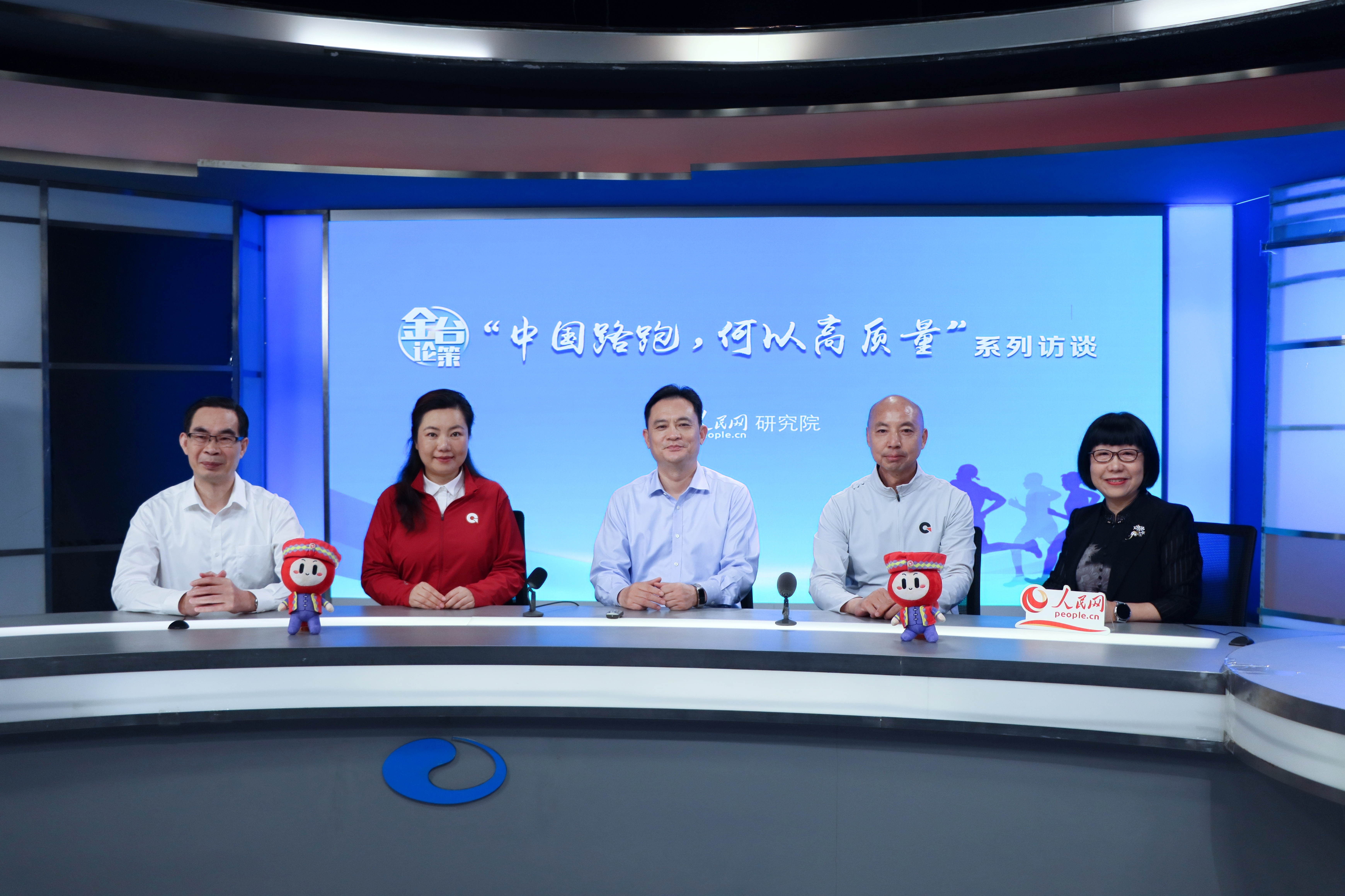 访谈现场，由左至右依次为谢斌、韦玉、张华、任志刚、唐维红  （摄影：人民网付华周）