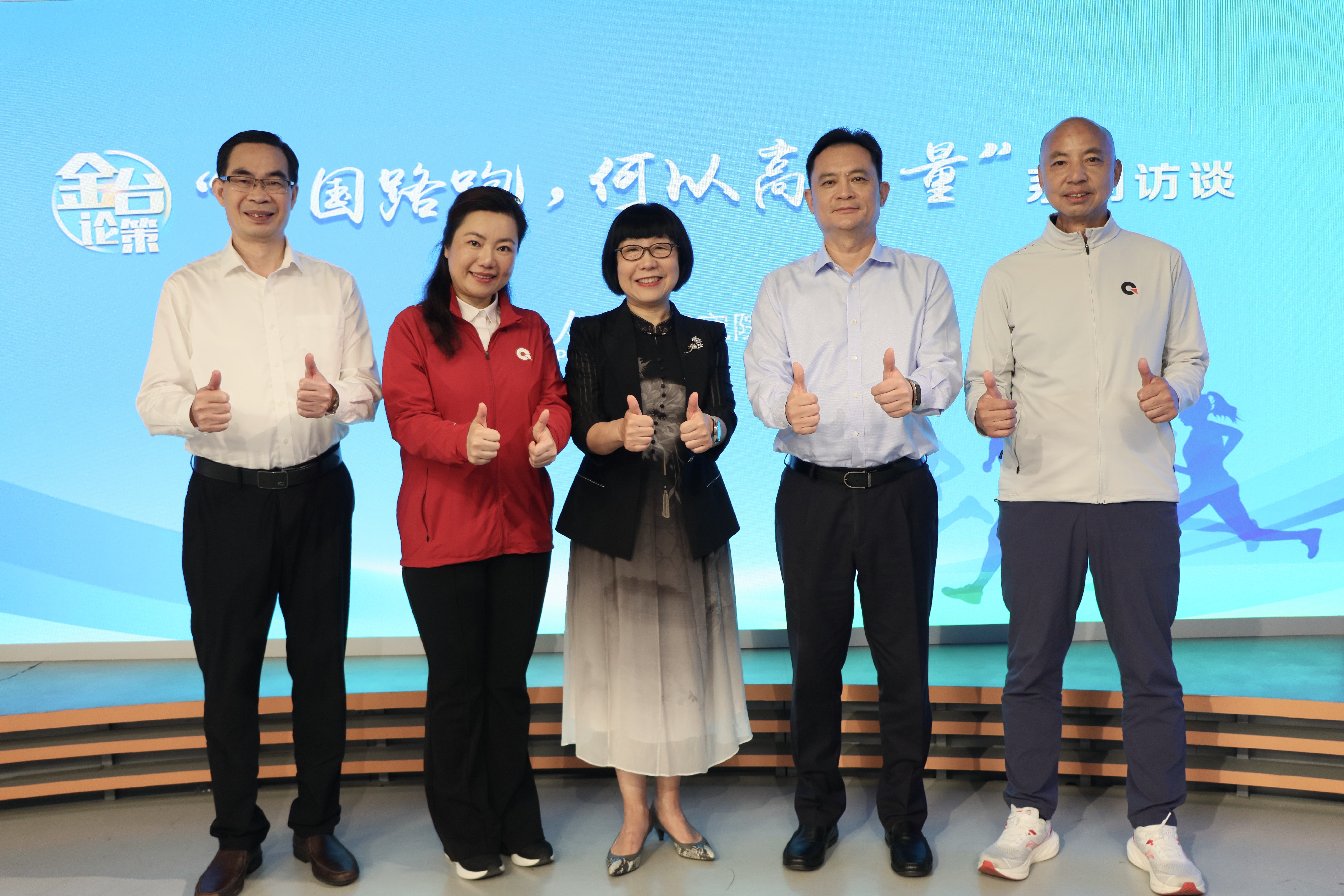 嘉宾合影，由左至右依次为谢斌、韦玉、唐维红、张华、任志刚 （摄影：人民网付华周）